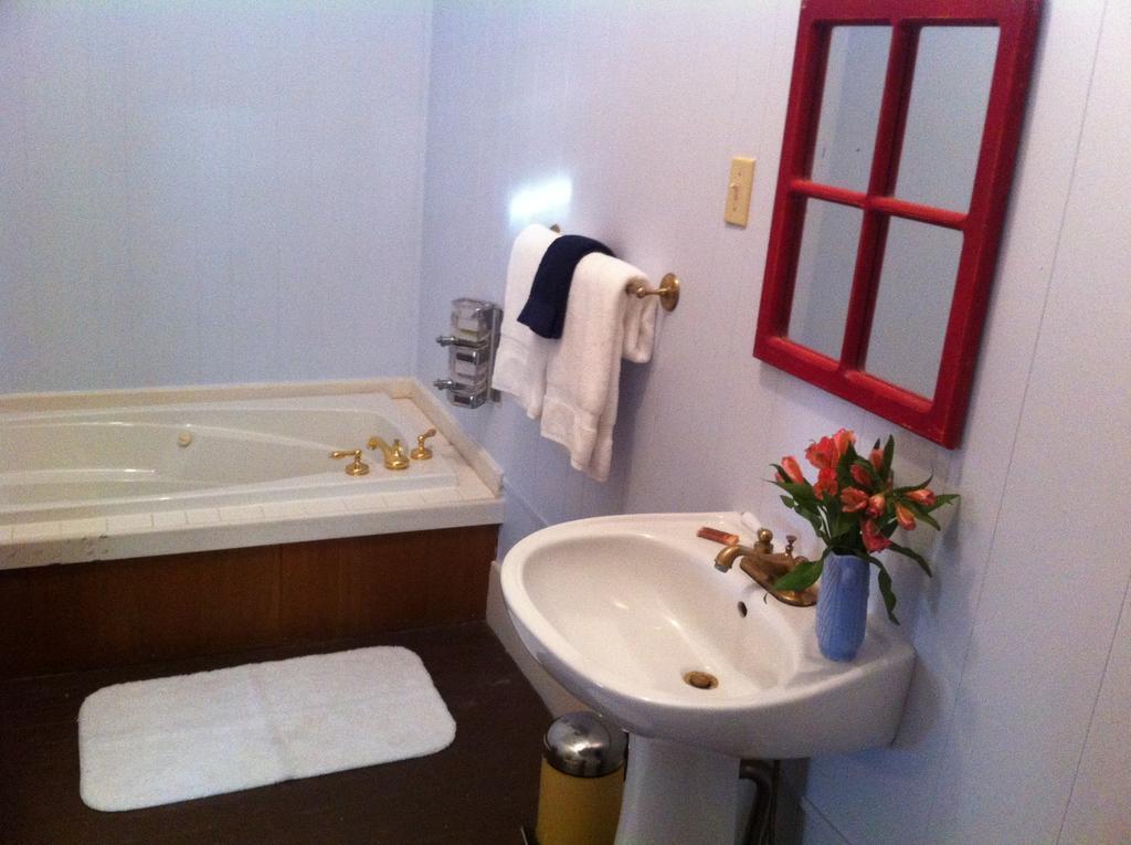 Brooks House Suites Mineola Room photo